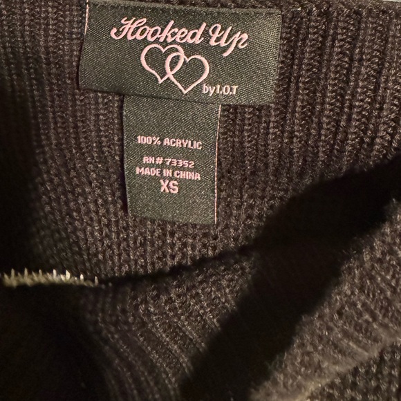 Hooked Up Black and White sweater t/strap off shoulders - Picture 4 of 4